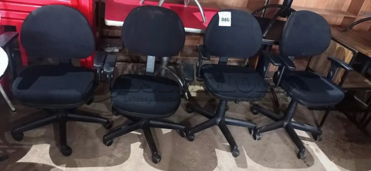 LOTE 080 - 04 CADEIRAS GIRATÓRIAS PARA ESCRITÓRIO. (NO ESTADO, NÃO SABEMOS SE FUNCIONA. LEILÃO NÃO TEM GARANTIA E NEM DEVOLUÇÃO).