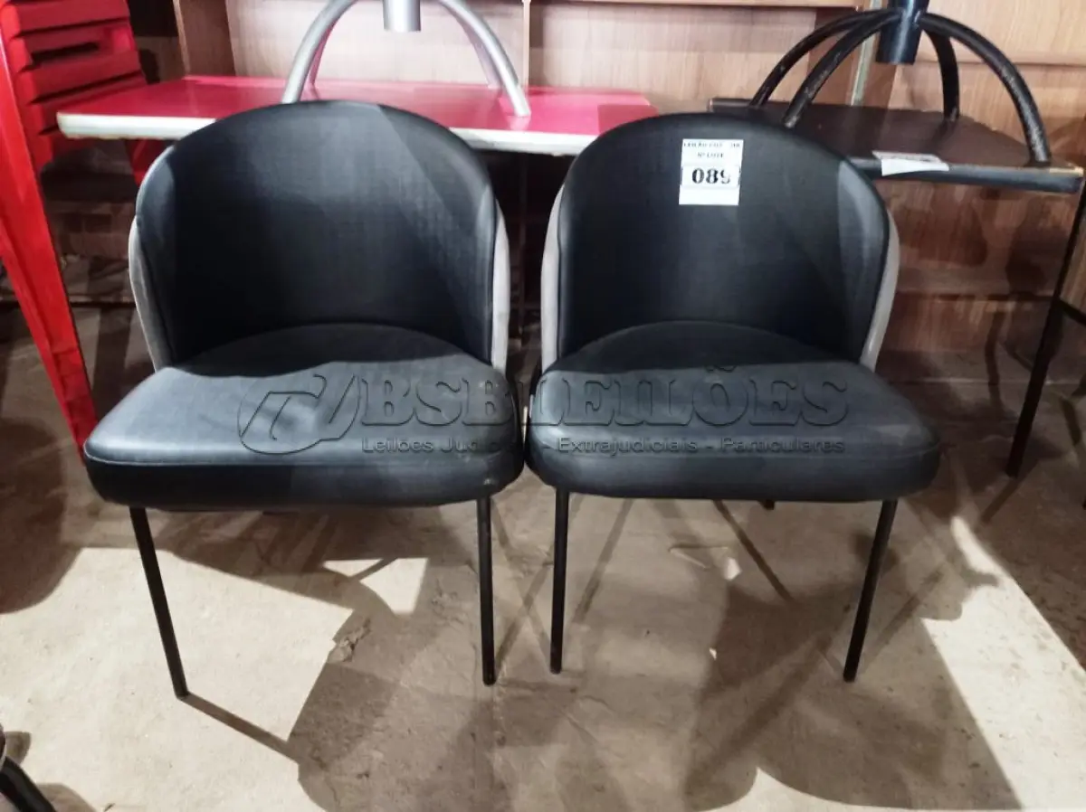 LOTE 089 - 02 CADEIRAS POLTRONA NA COR CINZA.(NO ESTADO, NÃO SABEMOS SE FUNCIONA. LEILÃO NÃO TEM GARANTIA E NEM DEVOLUÇÃO).