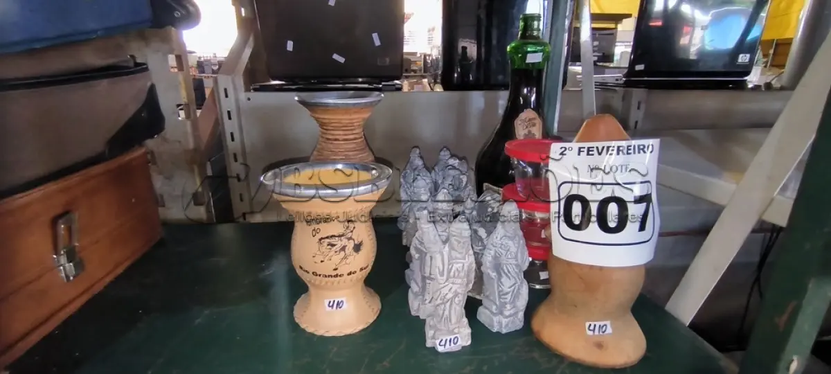 LOTE 007 - 01 LOTE COM GARRAFA DE VINHO ,ESTATUETAS PARA DECORAÇÃO E COPOS PARA CHIMARRÃO (NO ESTADO, NÃO SABEMOS SE FUNCIONA. LEILÃO NÃO TEM GARANTIA E NEM DEVOLUÇÃO).
