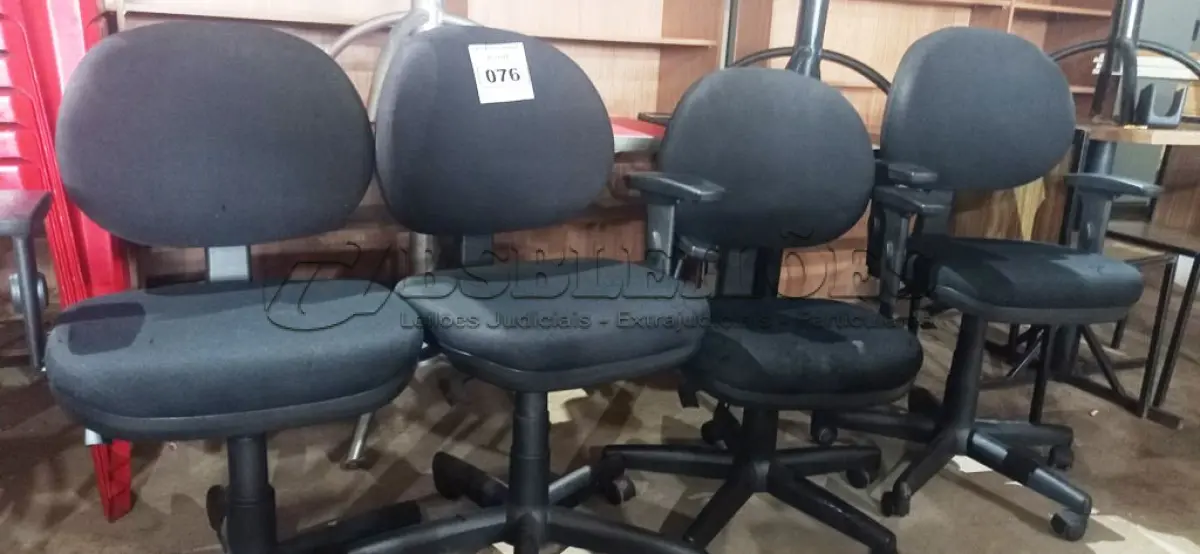 LOTE 076 - 04 CADEIRAS GIRATÓRIAS PARA ESCRITÓRIO. (NO ESTADO, NÃO SABEMOS SE FUNCIONA. LEILÃO NÃO TEM GARANTIA E NEM DEVOLUÇÃO).