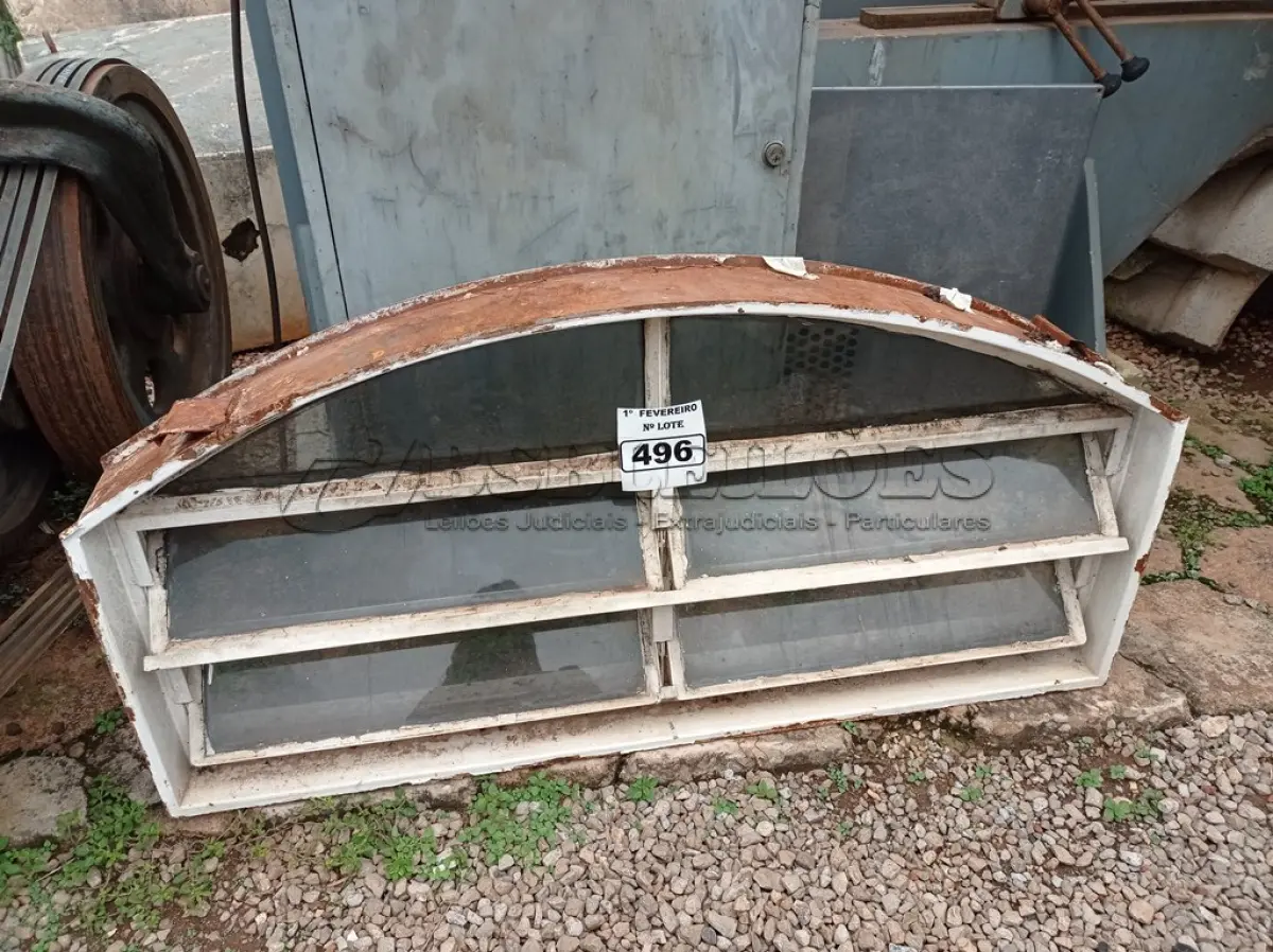 LOTE 496 - 01 JANELA VENEZIANA PEQUENA. (NO ESTADO) ATENÇÃO! FAZER A VISITAÇÃO ANTES DE ARREMATAR, NÃO SABEMOS SE FUNCIONA. LEILÃO NÃO TEM GARANTIA E NEM DEVOLUÇÃO, SUJEITO A POSSÍVEIS AVARIAS VISÍVEIS/OCULTAS E/OU AUSÊNCIA DE COMPONENTES.