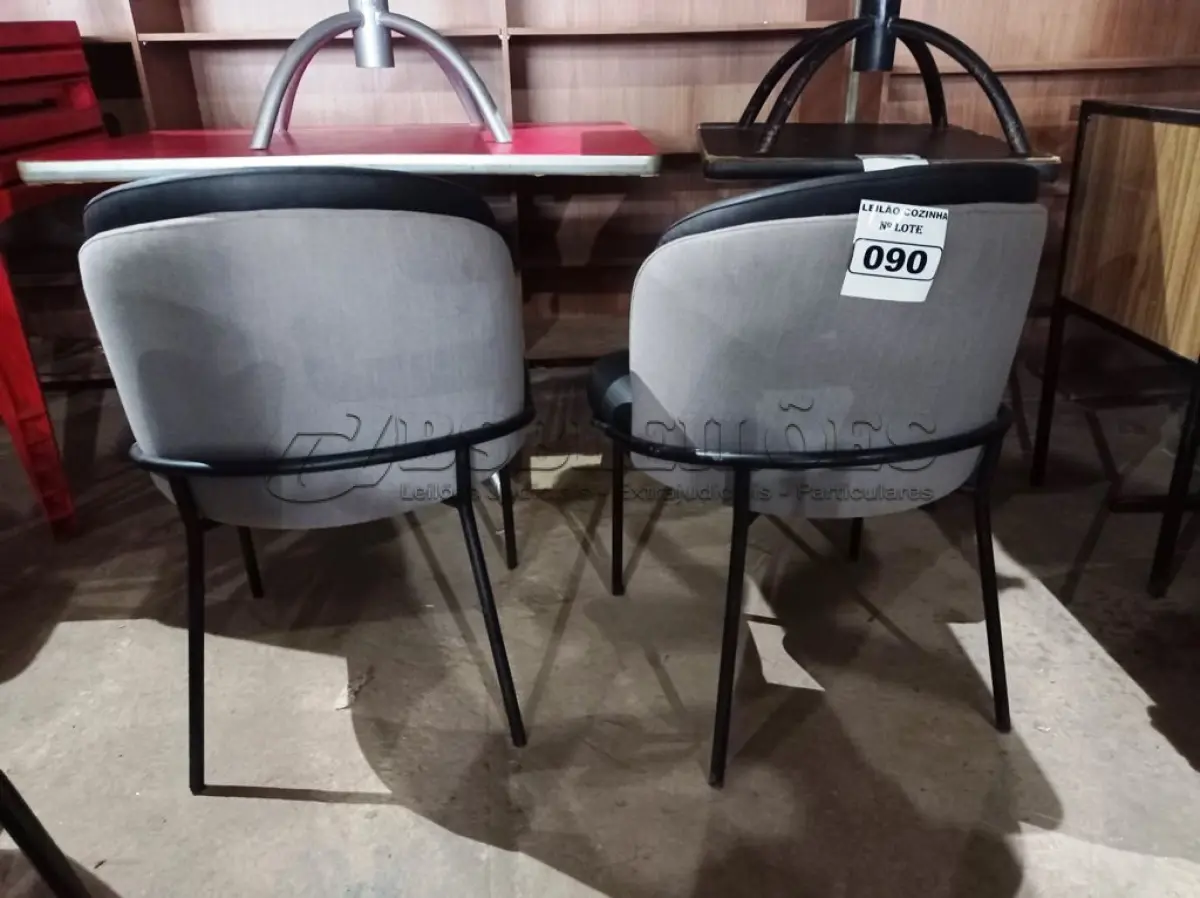 LOTE 090 - 02 CADEIRAS POLTRONA NA COR CINZA. (NO ESTADO, NÃO SABEMOS SE FUNCIONA. LEILÃO NÃO TEM GARANTIA E NEM DEVOLUÇÃO).