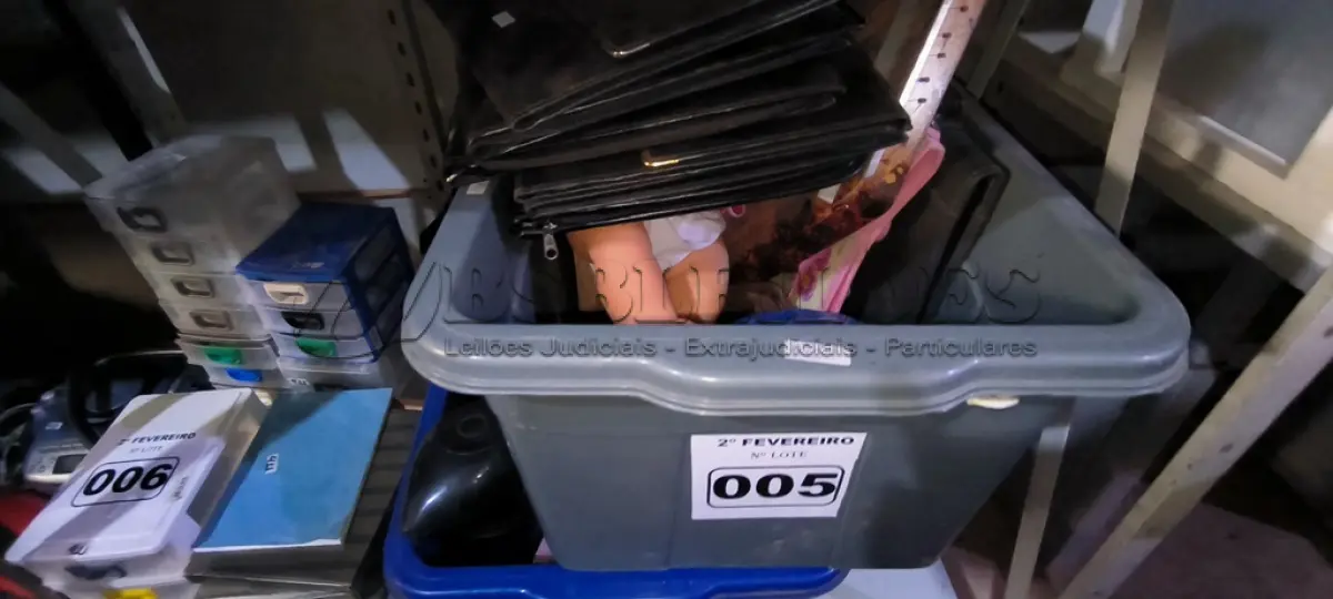 LOTE 005 - 01 LOTE COM BRINQUEDOS ,PASTAS ,GARRAFA DE CAFÉ ,E CONTROLES DE VÍDEO GAME(NO ESTADO, NÃO SABEMOS SE FUNCIONA. LEILÃO NÃO TEM GARANTIA E NEM DEVOLUÇÃO).