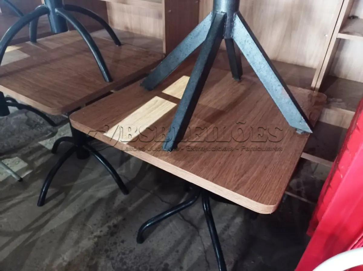 LOTE 067 - 02 MESAS COM TAMPO DE MADEIRA E PÉS DE FERRO MEDINDO 70CMX70CM. (NO ESTADO, NÃO SABEMOS SE FUNCIONA. LEILÃO NÃO TEM GARANTIA E NEM DEVOLUÇÃO).