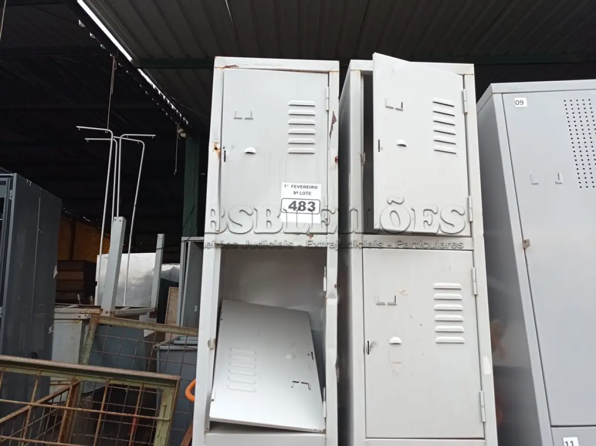 LOTE 483 - 02 ARMÁRIOS ROUPEIRO EM AÇO. (NO ESTADO) ATENÇÃO! FAZER A VISITAÇÃO ANTES DE ARREMATAR, NÃO SABEMOS SE FUNCIONA. LEILÃO NÃO TEM GARANTIA E NEM DEVOLUÇÃO, SUJEITO A POSSÍVEIS AVARIAS VISÍVEIS/OCULTAS E/OU AUSÊNCIA DE COMPONENTES.