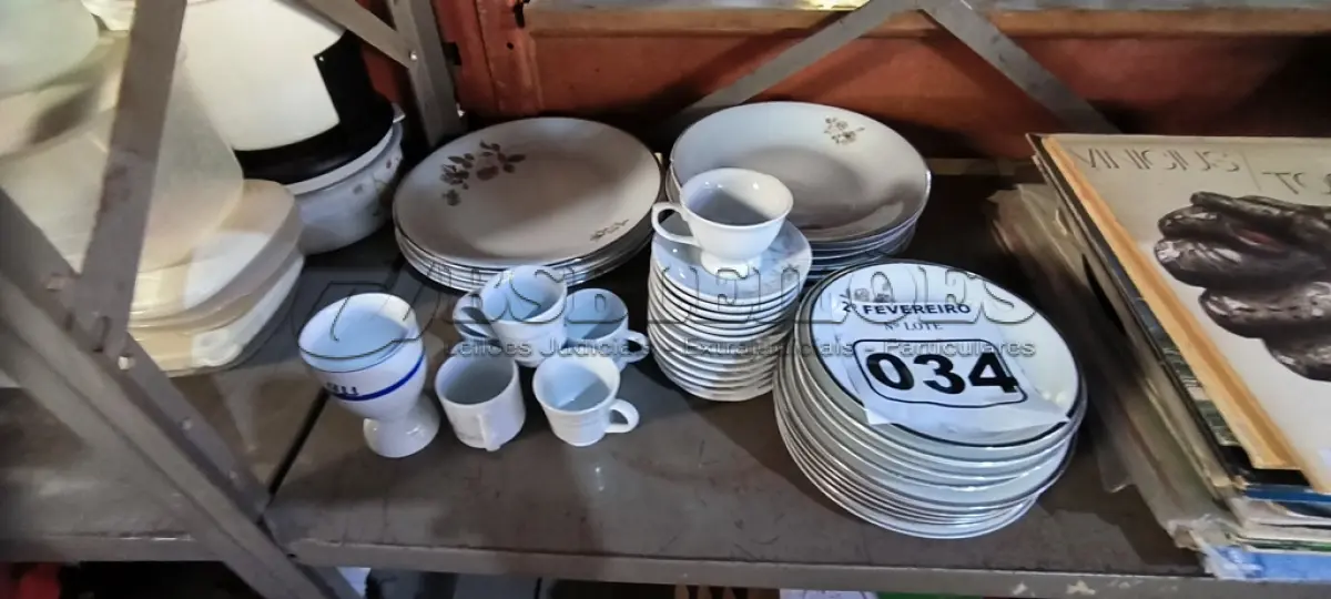 LOTE 034 - 01 LOTE COM PRATOS EM PORCELANA MEDAILLON RENNER E XICARAS EM PORCELANA SCHMIDT (NO ESTADO, NÃO SABEMOS SE FUNCIONA. LEILÃO NÃO TEM GARANTIA E NEM DEVOLUÇÃO).