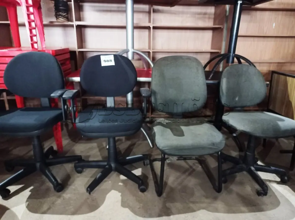 LOTE 088 - 04 CADEIRAS GIRATÓRIAS PARA ESCRITÓRIO. (NO ESTADO, NÃO SABEMOS SE FUNCIONA. LEILÃO NÃO TEM GARANTIA E NEM DEVOLUÇÃO).