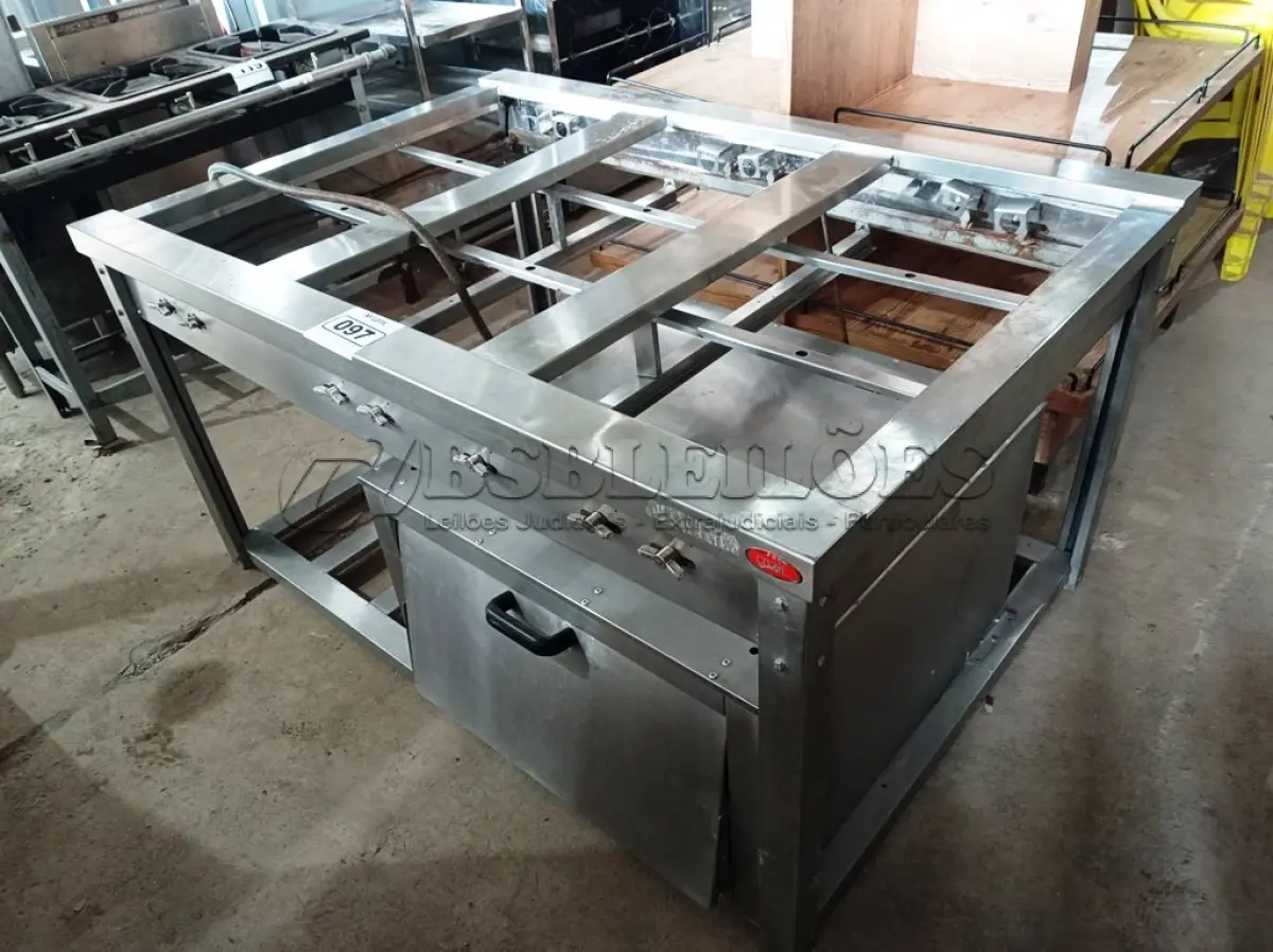 LOTE 097 - 01 FOGÃO COZIL DE 06 BOCAS INCOMPLETO COM FORNO ACOPLADO EM AÇO INOX. (NO ESTADO, NÃO SABEMOS SE FUNCIONA. LEILÃO NÃO TEM GARANTIA E NEM DEVOLUÇÃO).