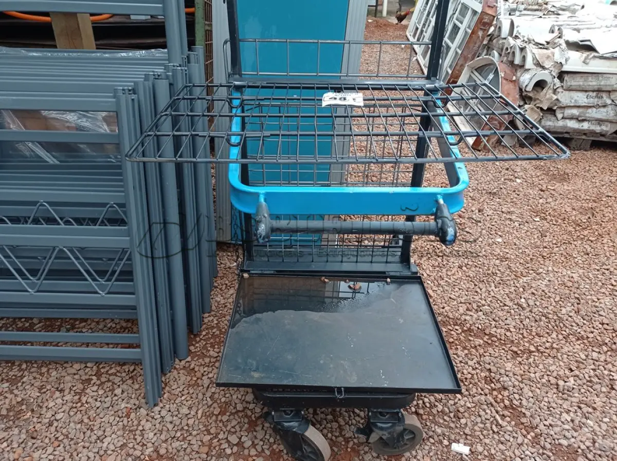 LOTE 482 - 01 EXPOSITOR EM FERRO COM RODINHAS. (NO ESTADO) ATENÇÃO! FAZER A VISITAÇÃO ANTES DE ARREMATAR, NÃO SABEMOS SE FUNCIONA. LEILÃO NÃO TEM GARANTIA E NEM DEVOLUÇÃO, SUJEITO A POSSÍVEIS AVARIAS VISÍVEIS/OCULTAS E/OU AUSÊNCIA DE COMPONENTES.