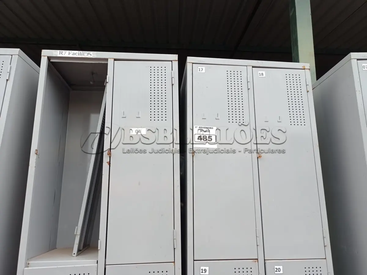 LOTE 485 - 02 ARMÁRIOS ROUPEIRO EM AÇO. (NO ESTADO) ATENÇÃO! FAZER A VISITAÇÃO ANTES DE ARREMATAR, NÃO SABEMOS SE FUNCIONA. LEILÃO NÃO TEM GARANTIA E NEM DEVOLUÇÃO, SUJEITO A POSSÍVEIS AVARIAS VISÍVEIS/OCULTAS E/OU AUSÊNCIA DE COMPONENTES.