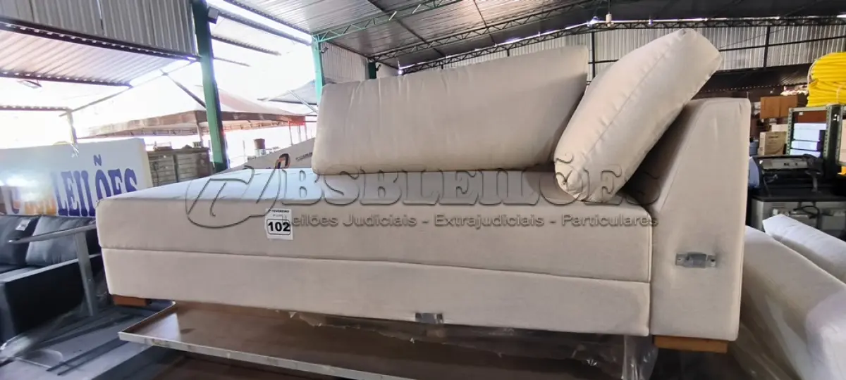 LOTE 102 - 01 SOFÁ INCOMPLETO (NO ESTADO, NÃO SABEMOS SE FUNCIONA. LEILÃO NÃO TEM GARANTIA E NEM DEVOLUÇÃO).