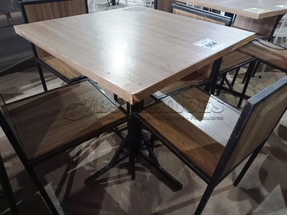 LOTE 064 - 01 CONJUNTO DE MESA COM TAMPO EM MADEIRA E PÉS DE FERRO COM 04 CADEIRAS MEDINDO 80CMX80CM. (NO ESTADO, NÃO SABEMOS SE FUNCIONA. LEILÃO NÃO TEM GARANTIA E NEM DEVOLUÇÃO).