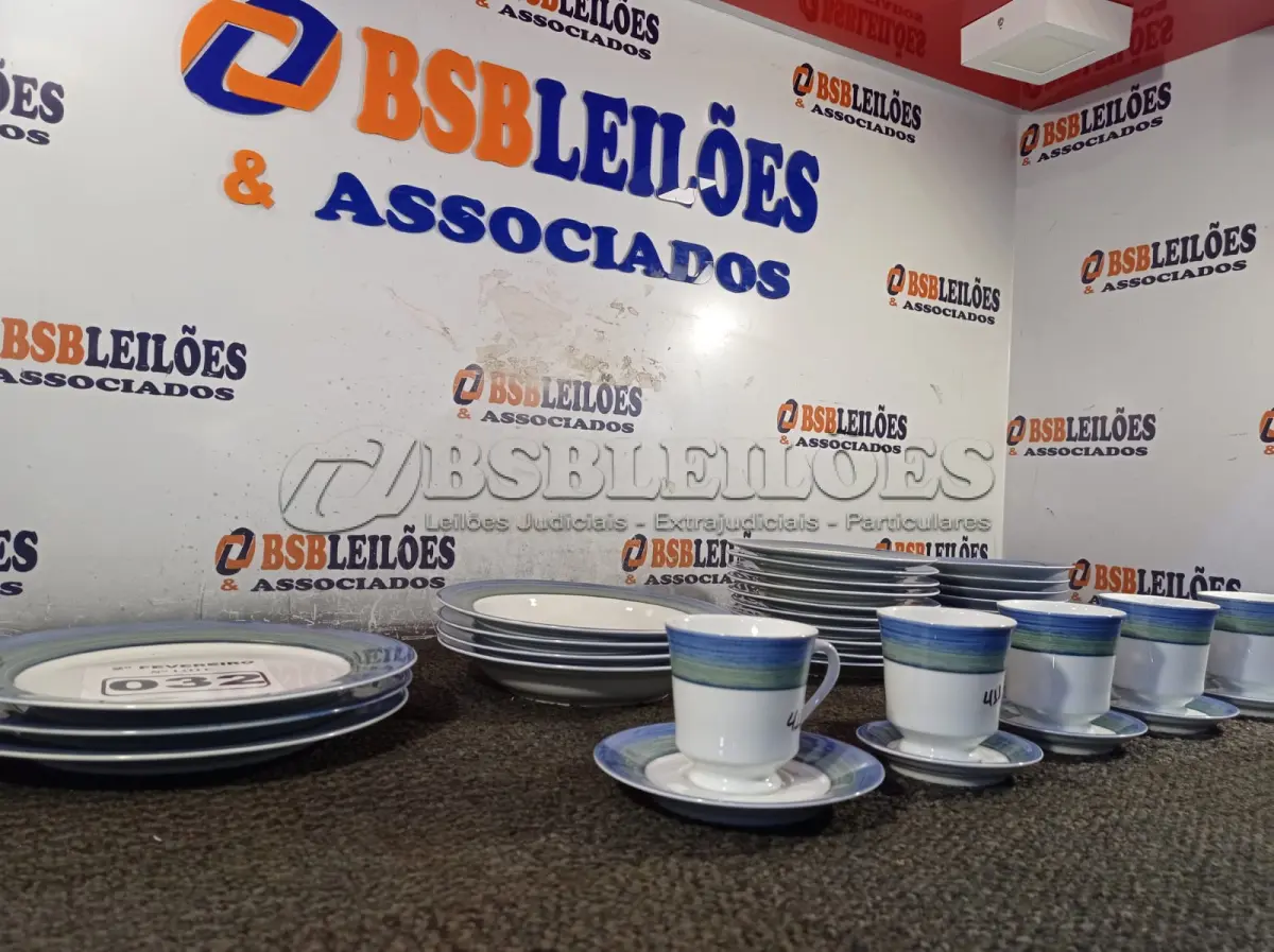 LOTE 032 - 01 LOTE COM PRATOS PORCELANA SCHIMIDT E XICARAS PORCELANA SCHIMIDT (NO ESTADO, NÃO SABEMOS SE FUNCIONA. LEILÃO NÃO TEM GARANTIA E NEM DEVOLUÇÃO).