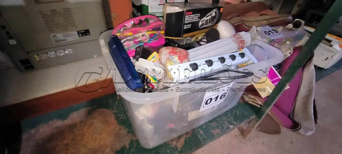 LOTE 016 - 01 LOTE COM CD PLAYER PORTÁTIL E CABOS DIVERSOS (NO ESTADO, NÃO SABEMOS SE FUNCIONA. LEILÃO NÃO TEM GARANTIA E NEM DEVOLUÇÃO).