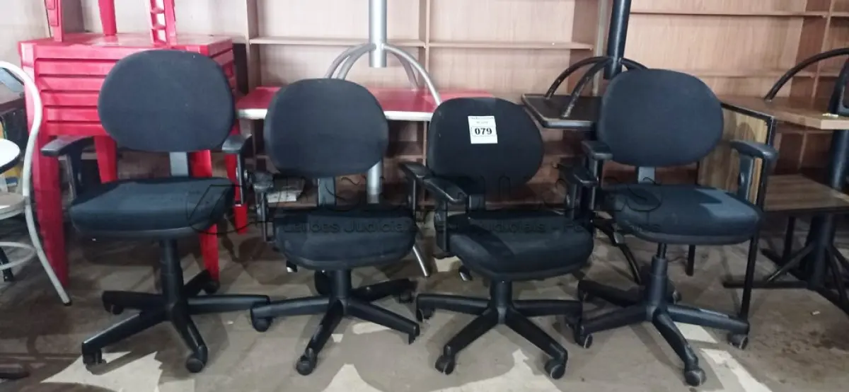 LOTE 079 - 04 CADEIRAS GIRATÓRIAS PARA ESCRITÓRIO. (NO ESTADO, NÃO SABEMOS SE FUNCIONA. LEILÃO NÃO TEM GARANTIA E NEM DEVOLUÇÃO).