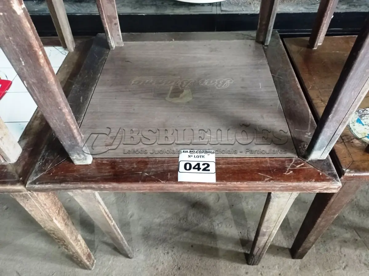 LOTE 042 - 04 MESAS DE MADEIRA MEDINDO 80CMX80CM. (NO ESTADO, NÃO SABEMOS SE FUNCIONA. LEILÃO NÃO TEM GARANTIA E NEM DEVOLUÇÃO).
