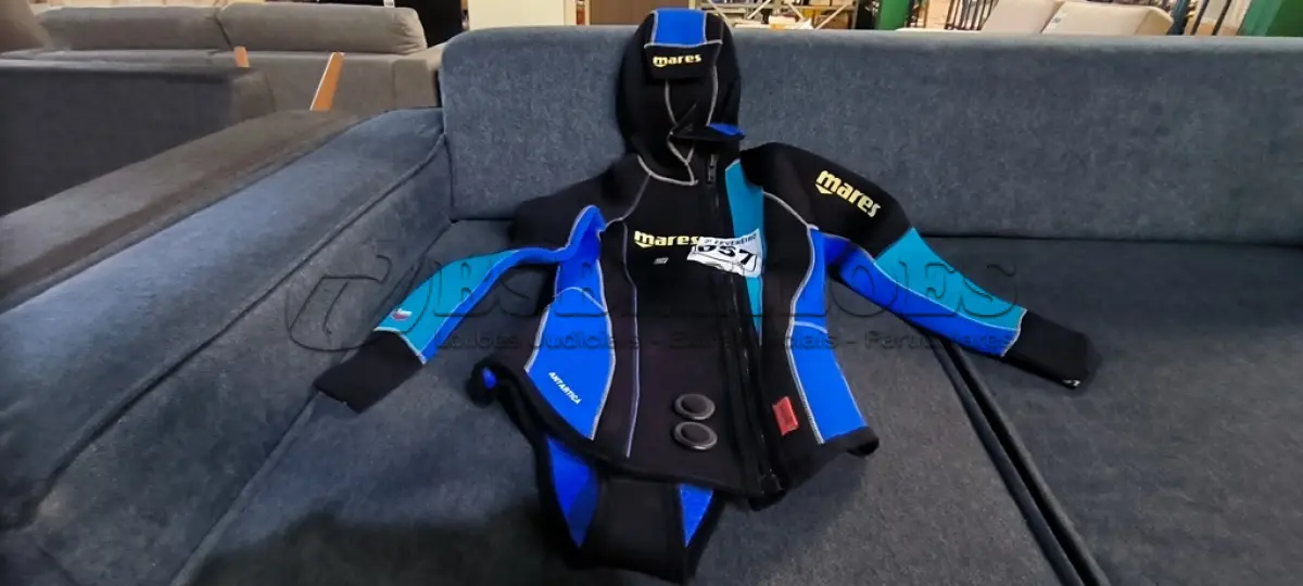 LOTE 057 - 01 ROUPA DE MERGULHO FEMININO Nº5 MARCA MARES (NO ESTADO, NÃO SABEMOS SE FUNCIONA. LEILÃO NÃO TEM GARANTIA E NEM DEVOLUÇÃO).