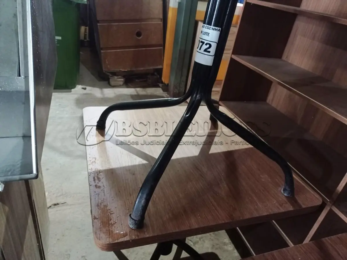 LOTE 072 - 02 MESAS COM TAMPO DE MADEIRA E PÉS DE FERRO MEDINDO 70CMX70CM. (NO ESTADO, NÃO SABEMOS SE FUNCIONA. LEILÃO NÃO TEM GARANTIA E NEM DEVOLUÇÃO).