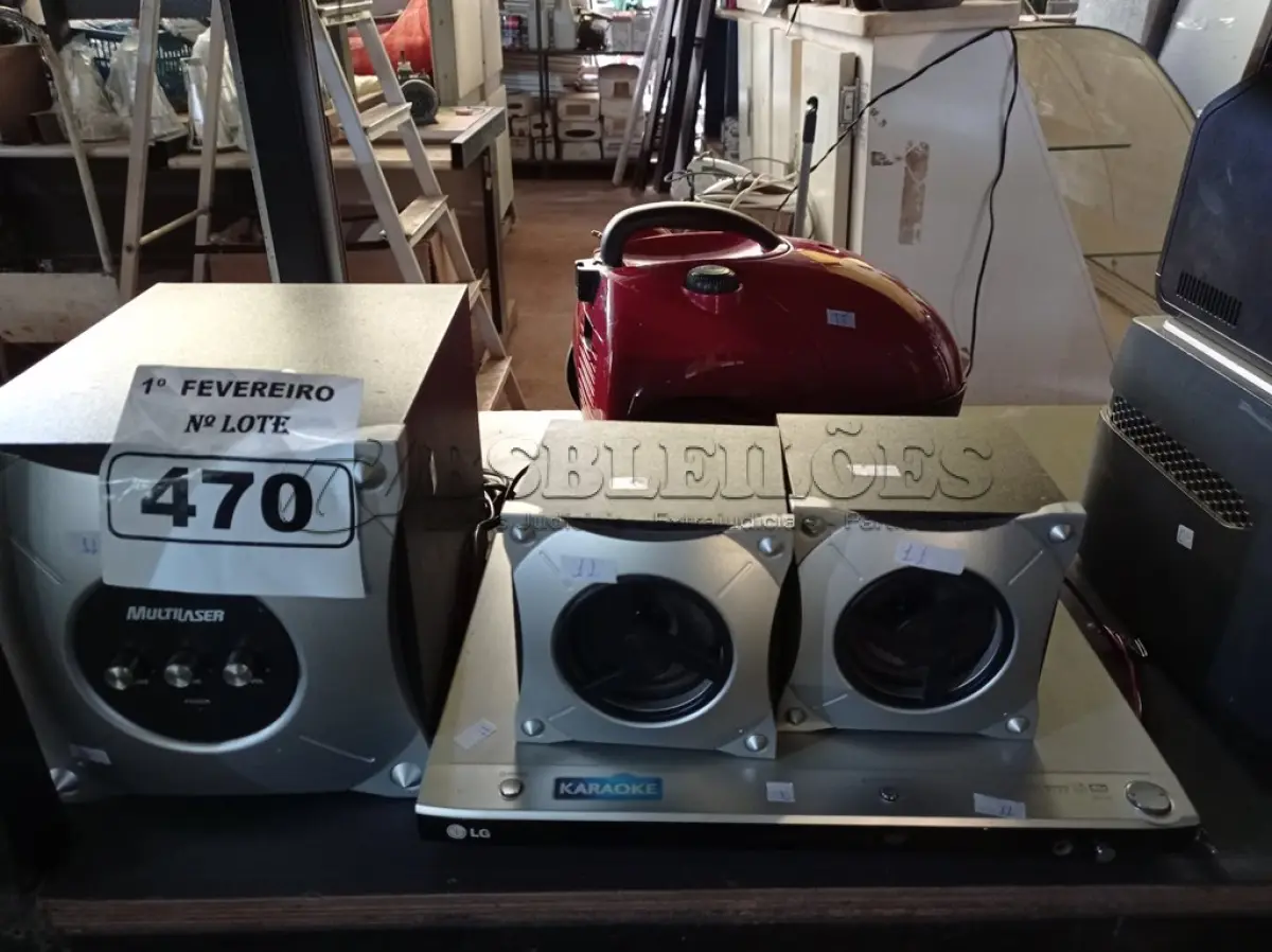 LOTE 470 - 01 KARAOKÊ E 01 ASPIRADOR DE PÓ. (NO ESTADO) ATENÇÃO! FAZER A VISITAÇÃO ANTES DE ARREMATAR, NÃO SABEMOS SE FUNCIONA. LEILÃO NÃO TEM GARANTIA E NEM DEVOLUÇÃO, SUJEITO A POSSÍVEIS AVARIAS VISÍVEIS/OCULTAS E/OU AUSÊNCIA DE COMPONENTES.