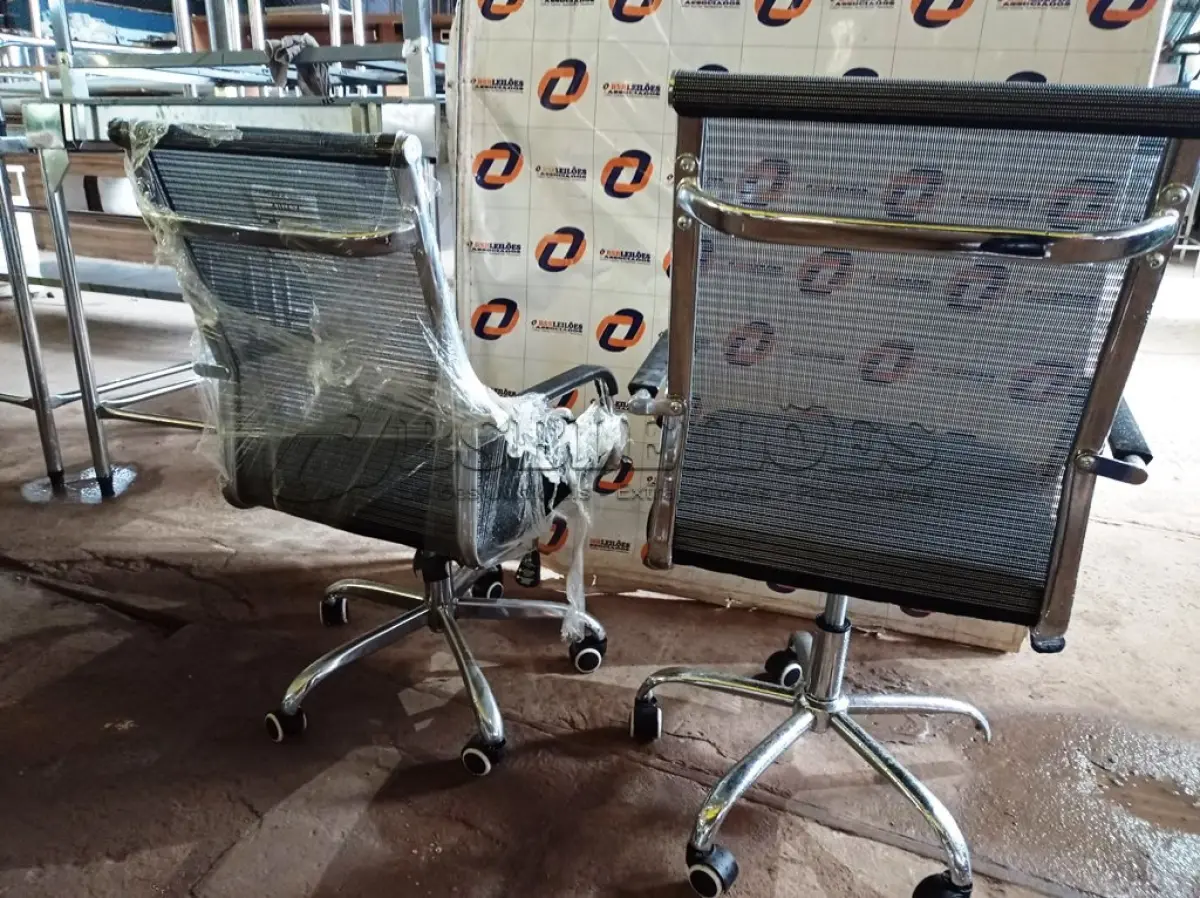 LOTE 086 - 02 CADEIRAS GIRATÓRIAS PARA ESCRITÓRIO AIRGRID. (NO ESTADO, NÃO SABEMOS SE FUNCIONA. LEILÃO NÃO TEM GARANTIA E NEM DEVOLUÇÃO).