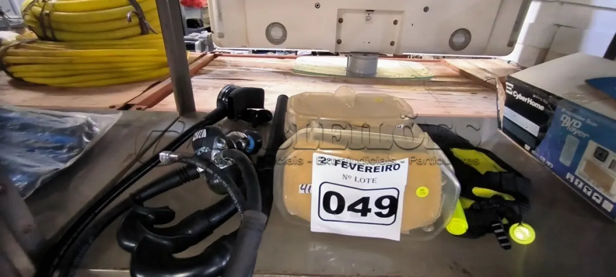 LOTE 049 - 02 ÓCULOS PARA MERGULHO, 02 SNORKEL E 01 REGULADOR DE PRESSÃO PARA TANQUE DE MERGULHO (NO ESTADO, NÃO SABEMOS SE FUNCIONA. LEILÃO NÃO TEM GARANTIA E NEM DEVOLUÇÃO).