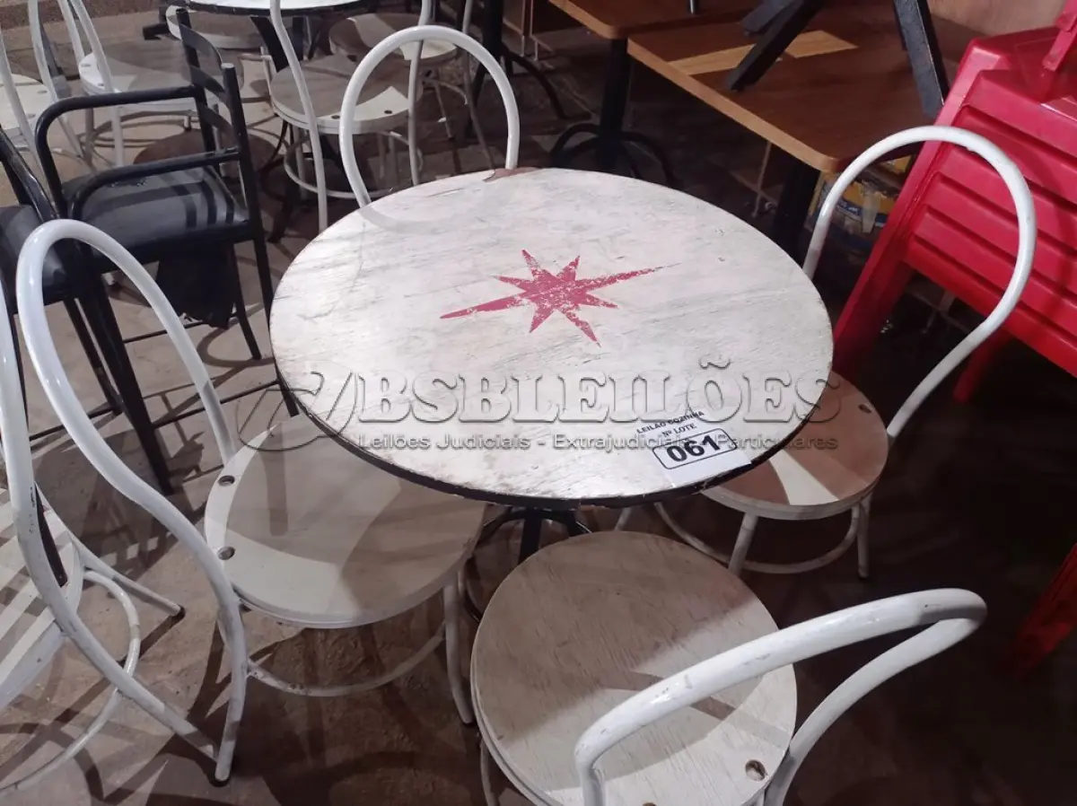LOTE 061 - 01 CONJUNTO DE MESA COM 04 CADEIRAS STELA ARTOIS. (NO ESTADO, NÃO SABEMOS SE FUNCIONA. LEILÃO NÃO TEM GARANTIA E NEM DEVOLUÇÃO).