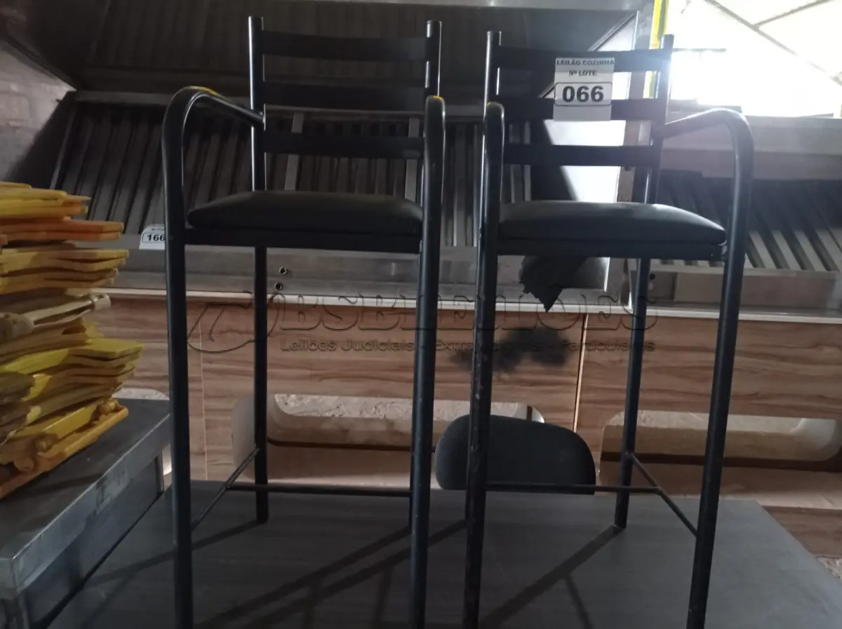 LOTE 066 - 02 CADEIRINHAS INFANTIL E 01 BANQUETA. (NO ESTADO, NÃO SABEMOS SE FUNCIONA. LEILÃO NÃO TEM GARANTIA E NEM DEVOLUÇÃO).