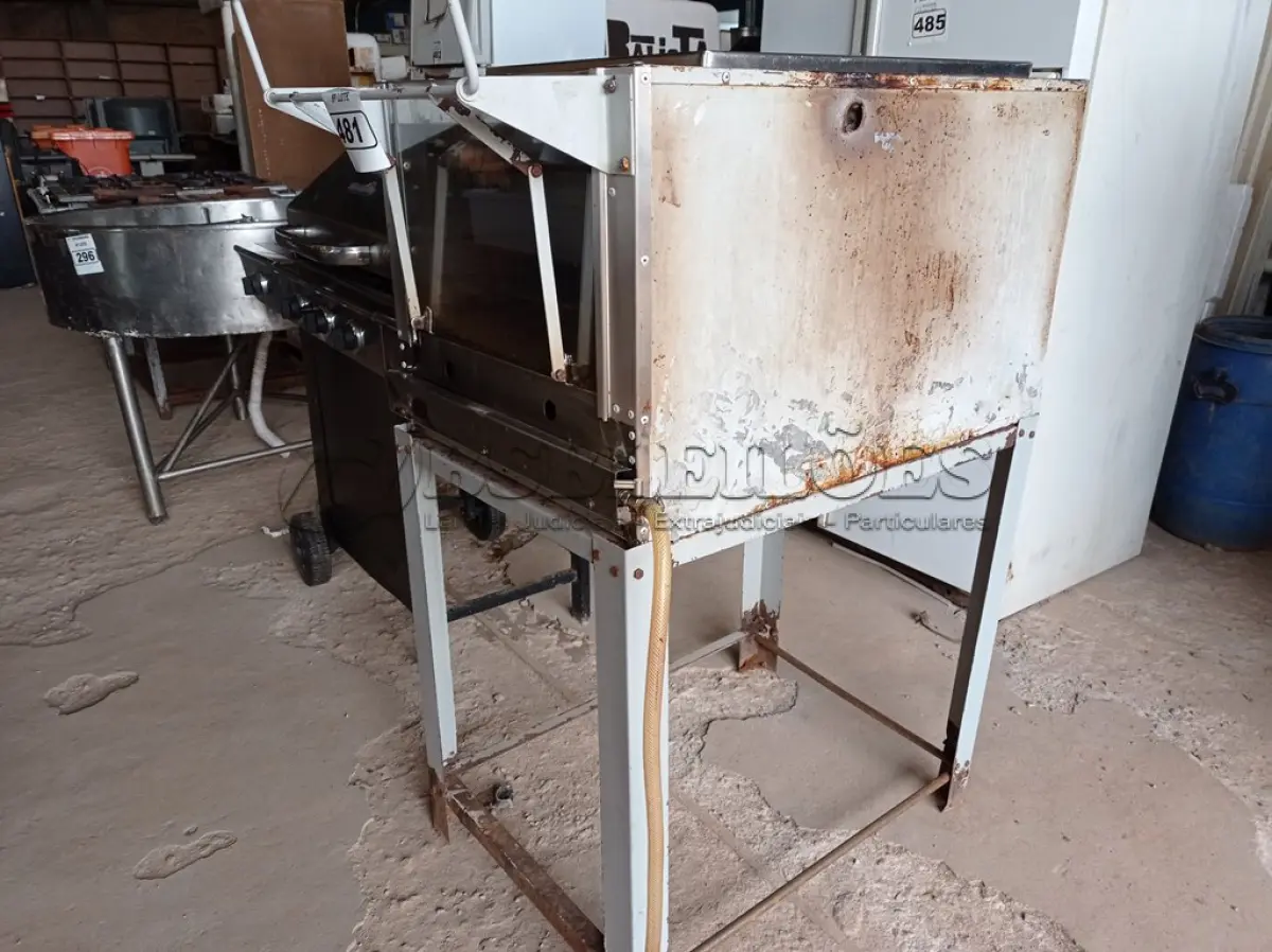 LOTE 481 - 01 FORNO INDUSTRIAL A GÁS 03 ASSADEIRAS E 02 COLHERES. (NO ESTADO) ATENÇÃO! FAZER A VISITAÇÃO ANTES DE ARREMATAR, NÃO SABEMOS SE FUNCIONA. LEILÃO NÃO TEM GARANTIA E NEM DEVOLUÇÃO, SUJEITO A POSSÍVEIS AVARIAS VISÍVEIS/OCULTAS E/OU AUSÊNCIA DE COMPONENTES.
