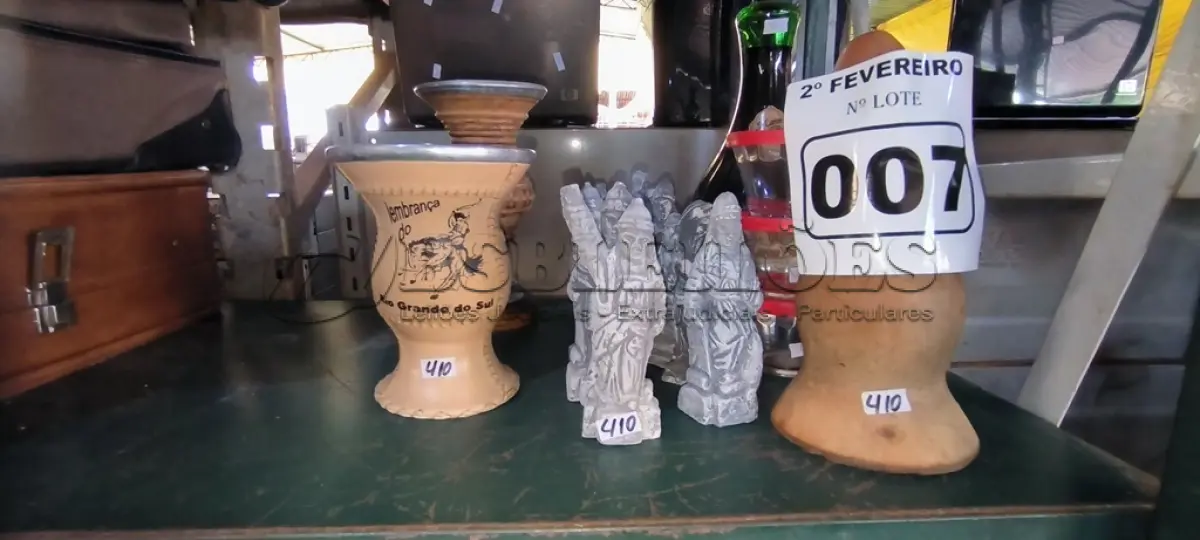 LOTE 007 - 01 LOTE COM GARRAFA DE VINHO ,ESTATUETAS PARA DECORAÇÃO E COPOS PARA CHIMARRÃO (NO ESTADO, NÃO SABEMOS SE FUNCIONA. LEILÃO NÃO TEM GARANTIA E NEM DEVOLUÇÃO).