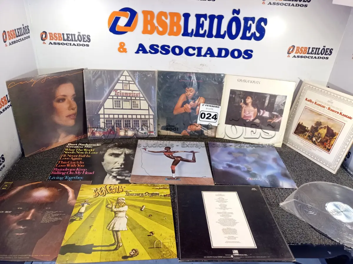 LOTE 024 - 01 LOTE COM DISCOS EM VINIL (NO ESTADO, NÃO SABEMOS SE FUNCIONA. LEILÃO NÃO TEM GARANTIA E NEM DEVOLUÇÃO).