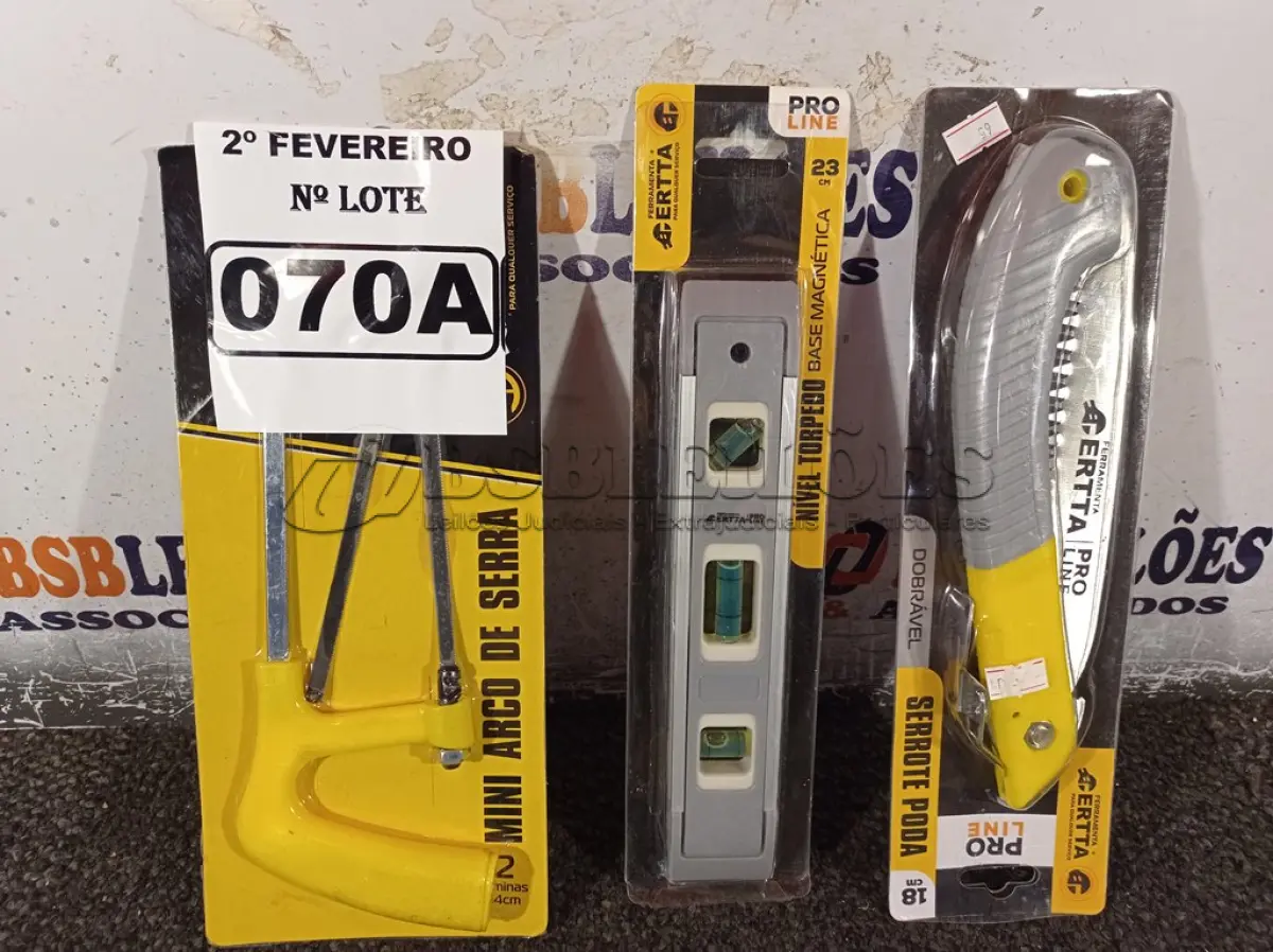 LOTE 070 - 01 MINI ARCO DE SERRA, 01 SERROTE DE PODA 18CM E 01 NÍVEL TORPEDO COM BASE MAGNÉTICA. (NO ESTADO) ATENÇÃO! FAZER A VISITAÇÃO ANTES DE ARREMATAR, NÃO SABEMOS SE FUNCIONA. LEILÃO NÃO TEM GARANTIA E NEM DEVOLUÇÃO, SUJEITO A POSSÍVEIS AVARIAS VISÍVEIS/OCULTAS E/OU AUSÊNCIA DE COMPONENTES.