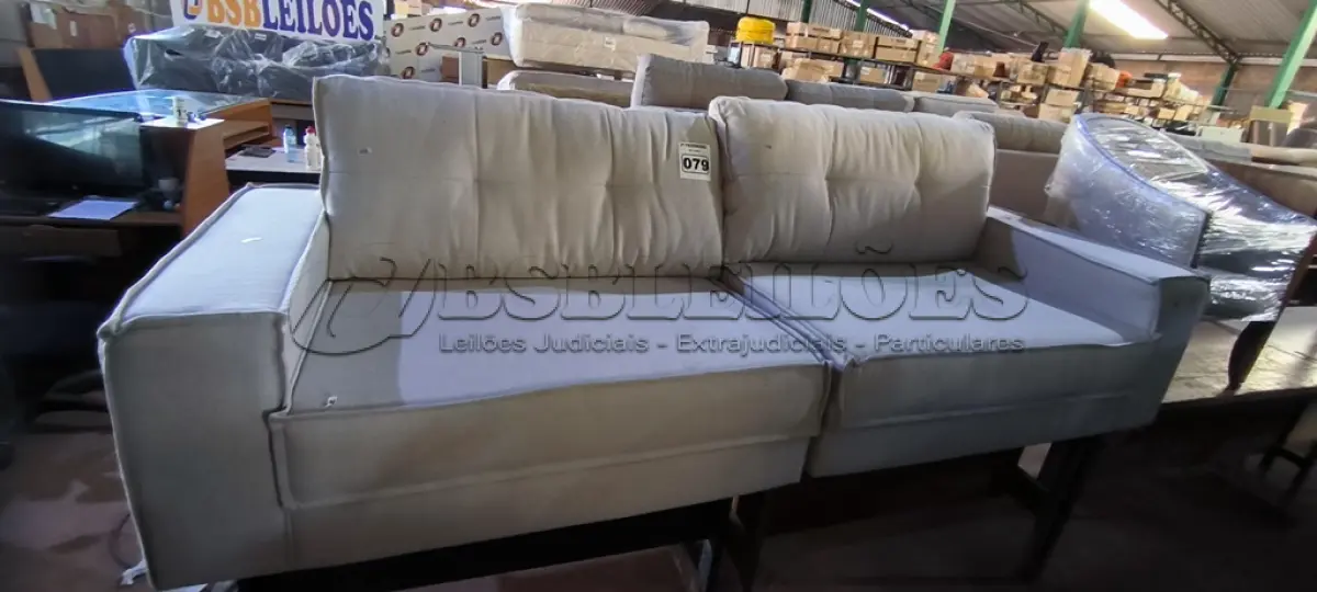 LOTE 079 - 02 SOFÁS DE CANTO CINZA CLARO (NO ESTADO, NÃO SABEMOS SE FUNCIONA. LEILÃO NÃO TEM GARANTIA E NEM DEVOLUÇÃO).