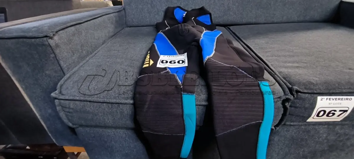 LOTE 060 - 01 ROUPA DE MERGULHO MARCA MARES (NO ESTADO, NÃO SABEMOS SE FUNCIONA. LEILÃO NÃO TEM GARANTIA E NEM DEVOLUÇÃO).