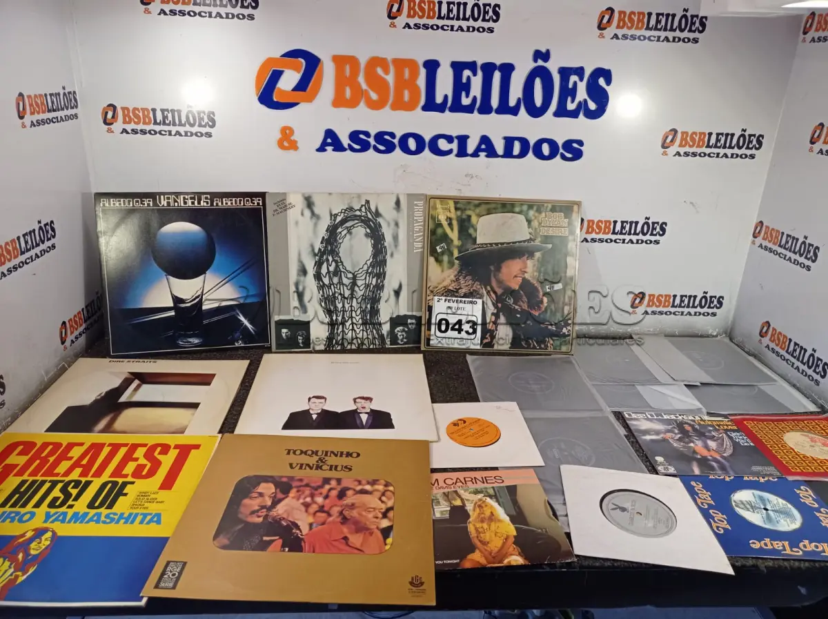 LOTE 043 - 01 LOTE COM DISCOS EM VINIL DIVERSOS (NO ESTADO, NÃO SABEMOS SE FUNCIONA. LEILÃO NÃO TEM GARANTIA E NEM DEVOLUÇÃO).