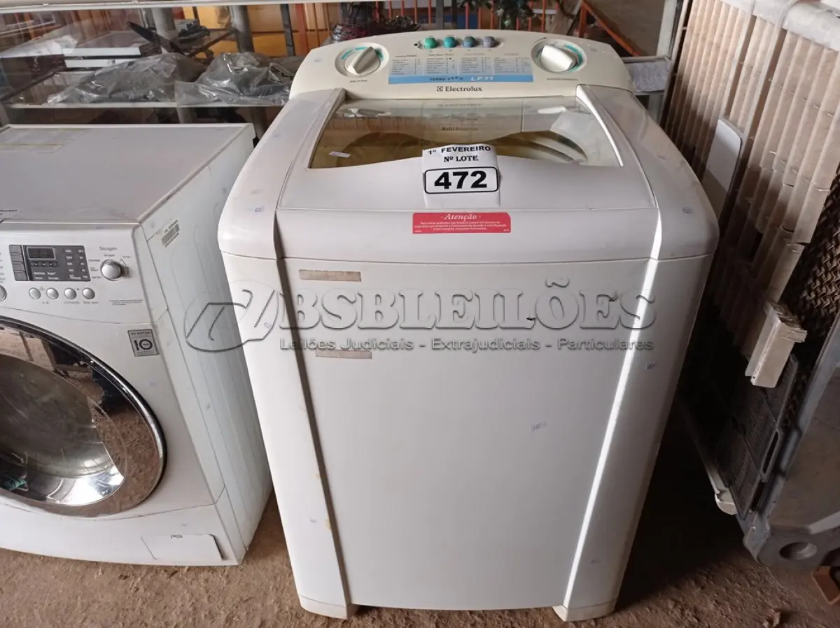 LOTE 472 - 01 MÁQUINA DE LAVAR ROUPAS MARCA ELECTROLUX. (NO ESTADO) ATENÇÃO! FAZER A VISITAÇÃO ANTES DE ARREMATAR, NÃO SABEMOS SE FUNCIONA. LEILÃO NÃO TEM GARANTIA E NEM DEVOLUÇÃO, SUJEITO A POSSÍVEIS AVARIAS VISÍVEIS/OCULTAS E/OU AUSÊNCIA DE COMPONENTES.