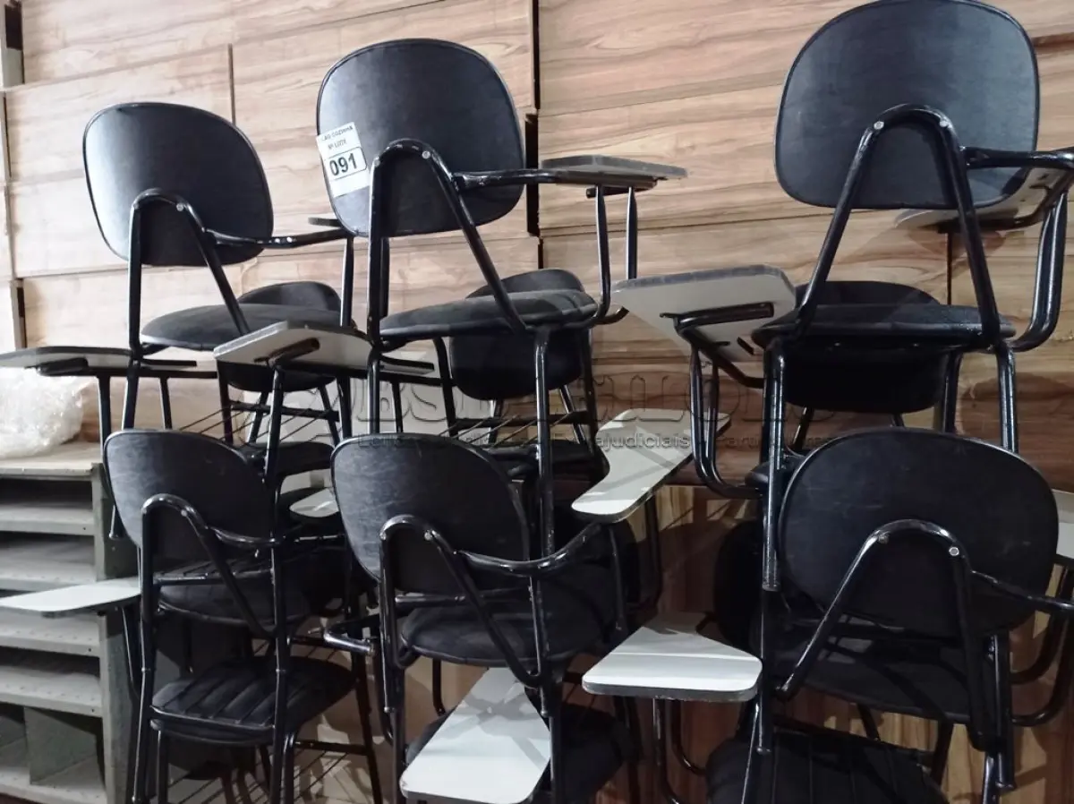 LOTE 091 - 12 CADEIRAS ESCOLAR.(NO ESTADO, NÃO SABEMOS SE FUNCIONA. LEILÃO NÃO TEM GARANTIA E NEM DEVOLUÇÃO).
