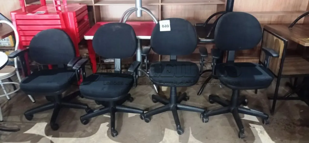 LOTE 080 - 04 CADEIRAS GIRATÓRIAS PARA ESCRITÓRIO. (NO ESTADO, NÃO SABEMOS SE FUNCIONA. LEILÃO NÃO TEM GARANTIA E NEM DEVOLUÇÃO).