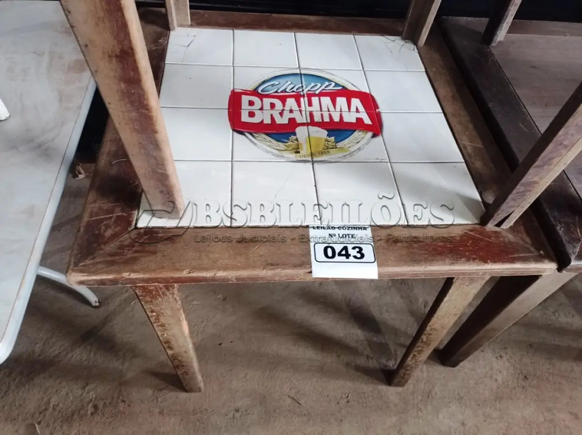 LOTE 043 - 04 MESAS DE MADEIRA, SENDO 03 COM TAMPO DE AZULEJO MEDINDO 80CMX80CM. (NO ESTADO, NÃO SABEMOS SE FUNCIONA. LEILÃO NÃO TEM GARANTIA E NEM DEVOLUÇÃO).