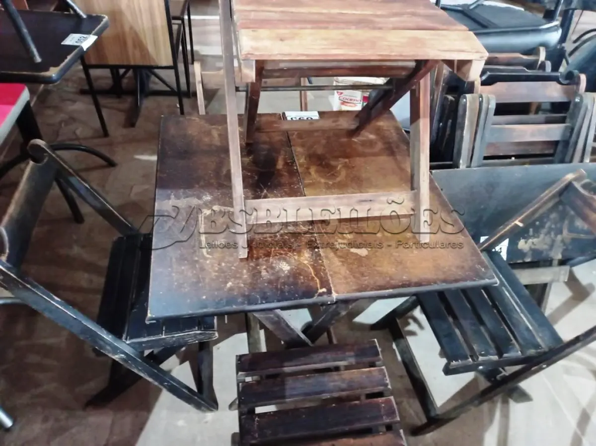 LOTE 095 - 01 MESA DE MADEIRA DOBRÁVEL COM 05 CADEIRAS. (NO ESTADO, NÃO SABEMOS SE FUNCIONA. LEILÃO NÃO TEM GARANTIA E NEM DEVOLUÇÃO).