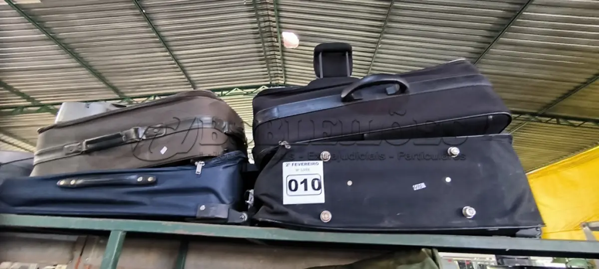 LOTE 010 - 04 MALAS PARA VIAGEM (NO ESTADO, NÃO SABEMOS SE FUNCIONA. LEILÃO NÃO TEM GARANTIA E NEM DEVOLUÇÃO).