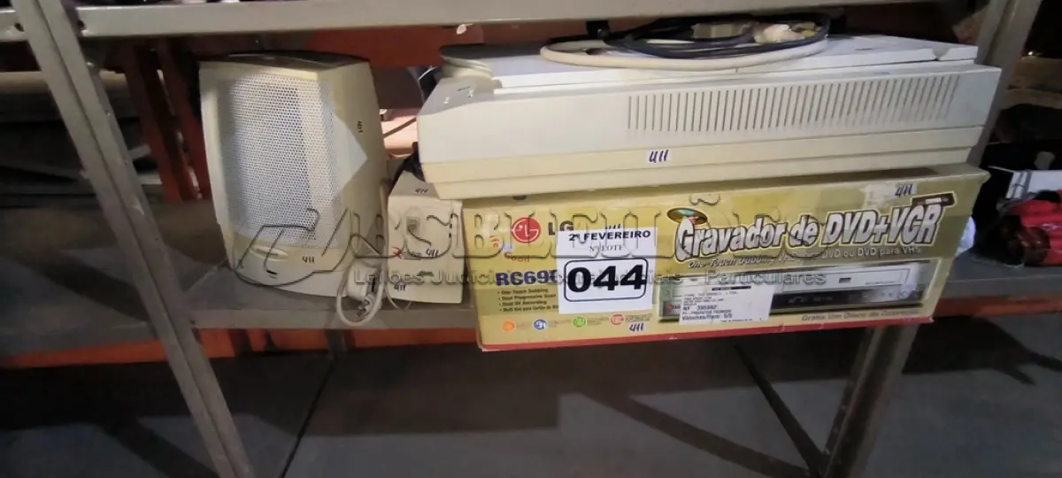 LOTE 044 - 01 LOTE COM CDS , SCANER ,ESTABILIZADOR E CAIXA DE SOM (NO ESTADO, NÃO SABEMOS SE FUNCIONA. LEILÃO NÃO TEM GARANTIA E NEM DEVOLUÇÃO).