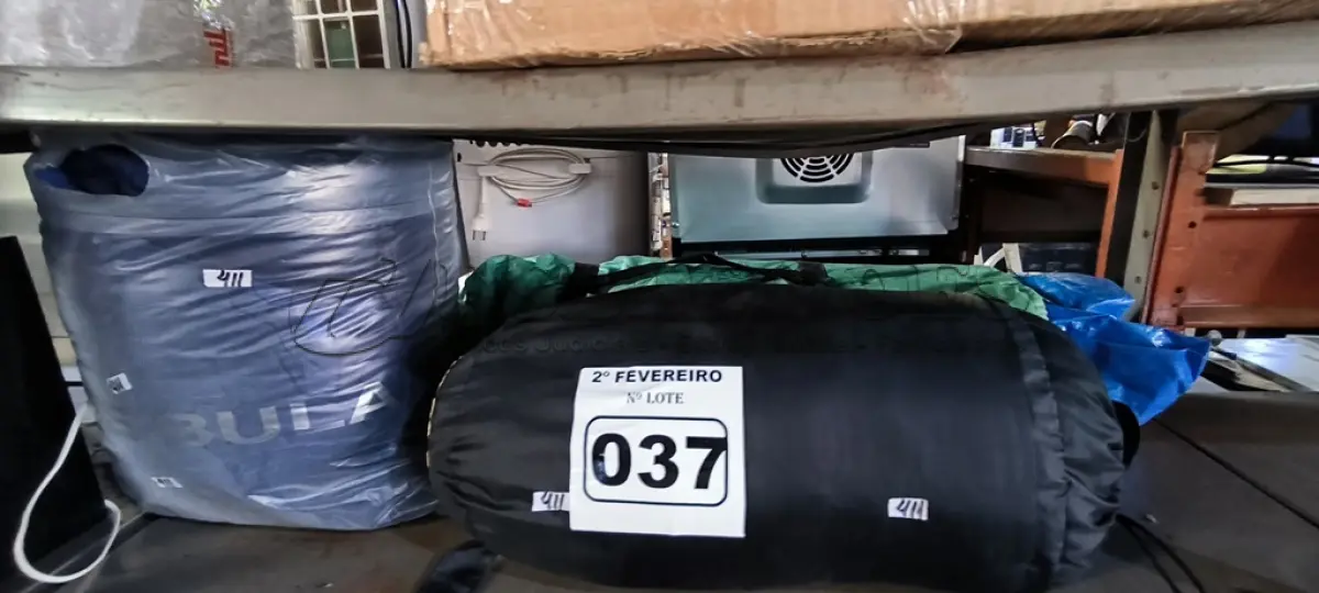 LOTE 037 - 01 BARRACA PARA CAMPING E SACOS DE DORMIR (NO ESTADO, NÃO SABEMOS SE FUNCIONA. LEILÃO NÃO TEM GARANTIA E NEM DEVOLUÇÃO).