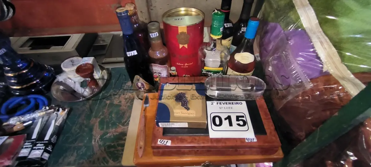 LOTE 015 - 01 LOTE COM GARRAFAS PARA DECORAÇÃO, CAIXA CLIMATIZADA PARA CHARUTOS (NO ESTADO, NÃO SABEMOS SE FUNCIONA. LEILÃO NÃO TEM GARANTIA E NEM DEVOLUÇÃO).