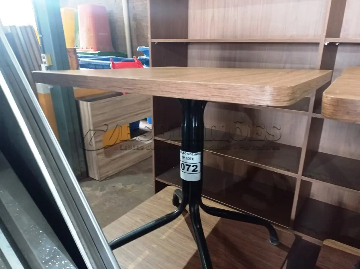 LOTE 072 - 02 MESAS COM TAMPO DE MADEIRA E PÉS DE FERRO MEDINDO 70CMX70CM. (NO ESTADO, NÃO SABEMOS SE FUNCIONA. LEILÃO NÃO TEM GARANTIA E NEM DEVOLUÇÃO).