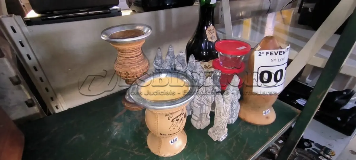 LOTE 007 - 01 LOTE COM GARRAFA DE VINHO ,ESTATUETAS PARA DECORAÇÃO E COPOS PARA CHIMARRÃO (NO ESTADO, NÃO SABEMOS SE FUNCIONA. LEILÃO NÃO TEM GARANTIA E NEM DEVOLUÇÃO).