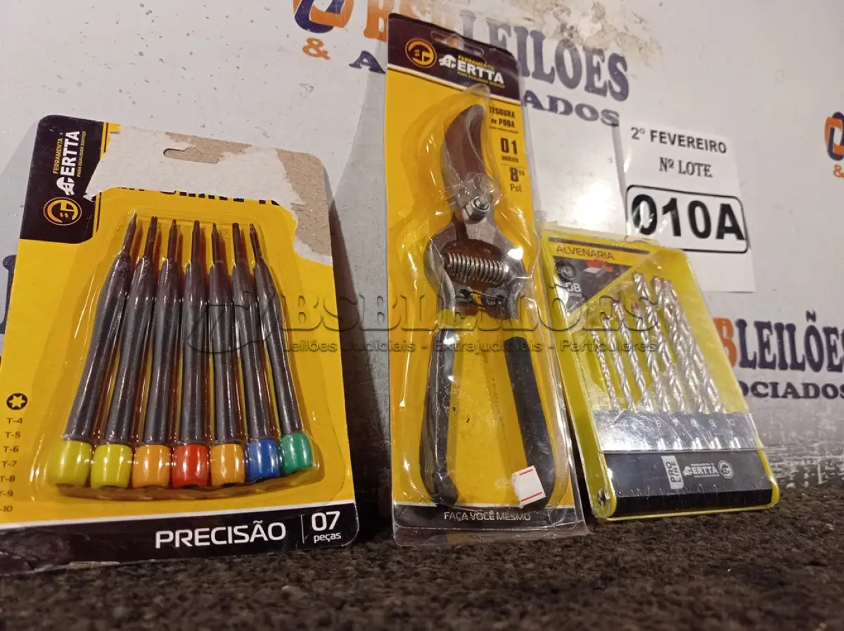 LOTE 010 - 01 KIT DE CHAVES DE PRECISÃO, 01 TESOURA DE PODA E 01 KIT DE BROCAS. (NO ESTADO) ATENÇÃO! FAZER A VISITAÇÃO ANTES DE ARREMATAR, NÃO SABEMOS SE FUNCIONA. LEILÃO NÃO TEM GARANTIA E NEM DEVOLUÇÃO, SUJEITO A POSSÍVEIS AVARIAS VISÍVEIS/OCULTAS E/OU AUSÊNCIA DE COMPONENTES.
