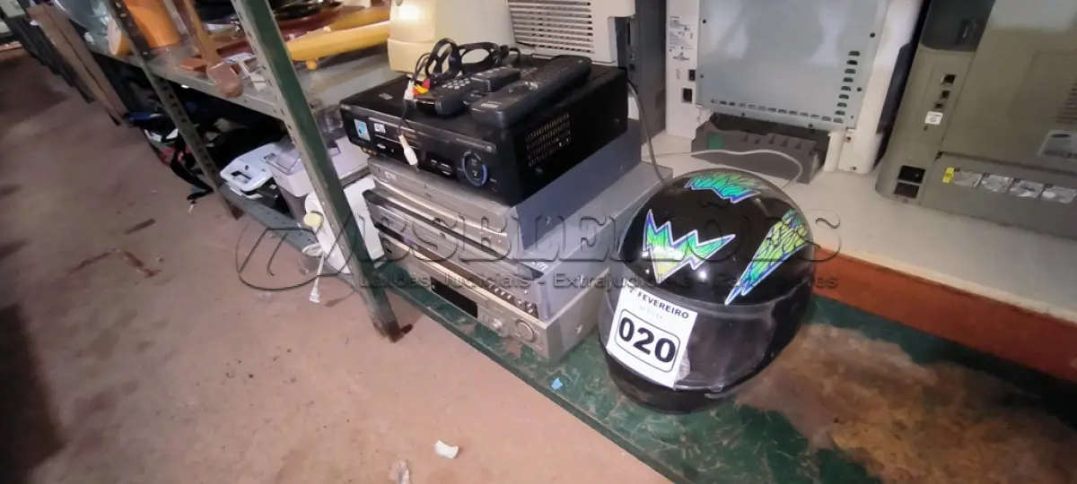 LOTE 020 - 01 LOTE COM APARELHOS DE DVD DIVERSOS, ESTABILIZADOR DE ENERGIA E CAPACETE PARA MOTO (NO ESTADO, NÃO SABEMOS SE FUNCIONA. LEILÃO NÃO TEM GARANTIA E NEM DEVOLUÇÃO).