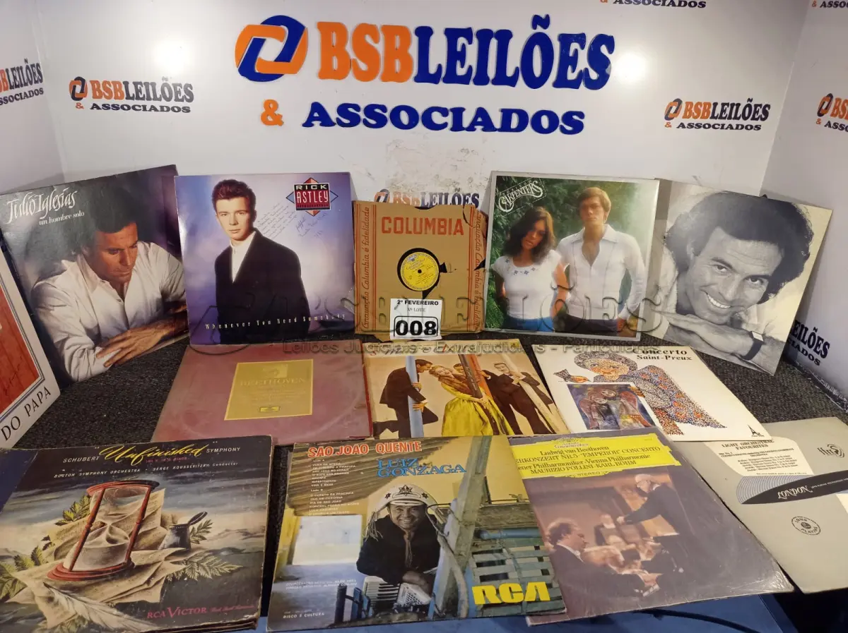 LOTE 008 - 01 LOTE COM DISCOS DE VINIL (NO ESTADO, NÃO SABEMOS SE FUNCIONA. LEILÃO NÃO TEM GARANTIA E NEM DEVOLUÇÃO).