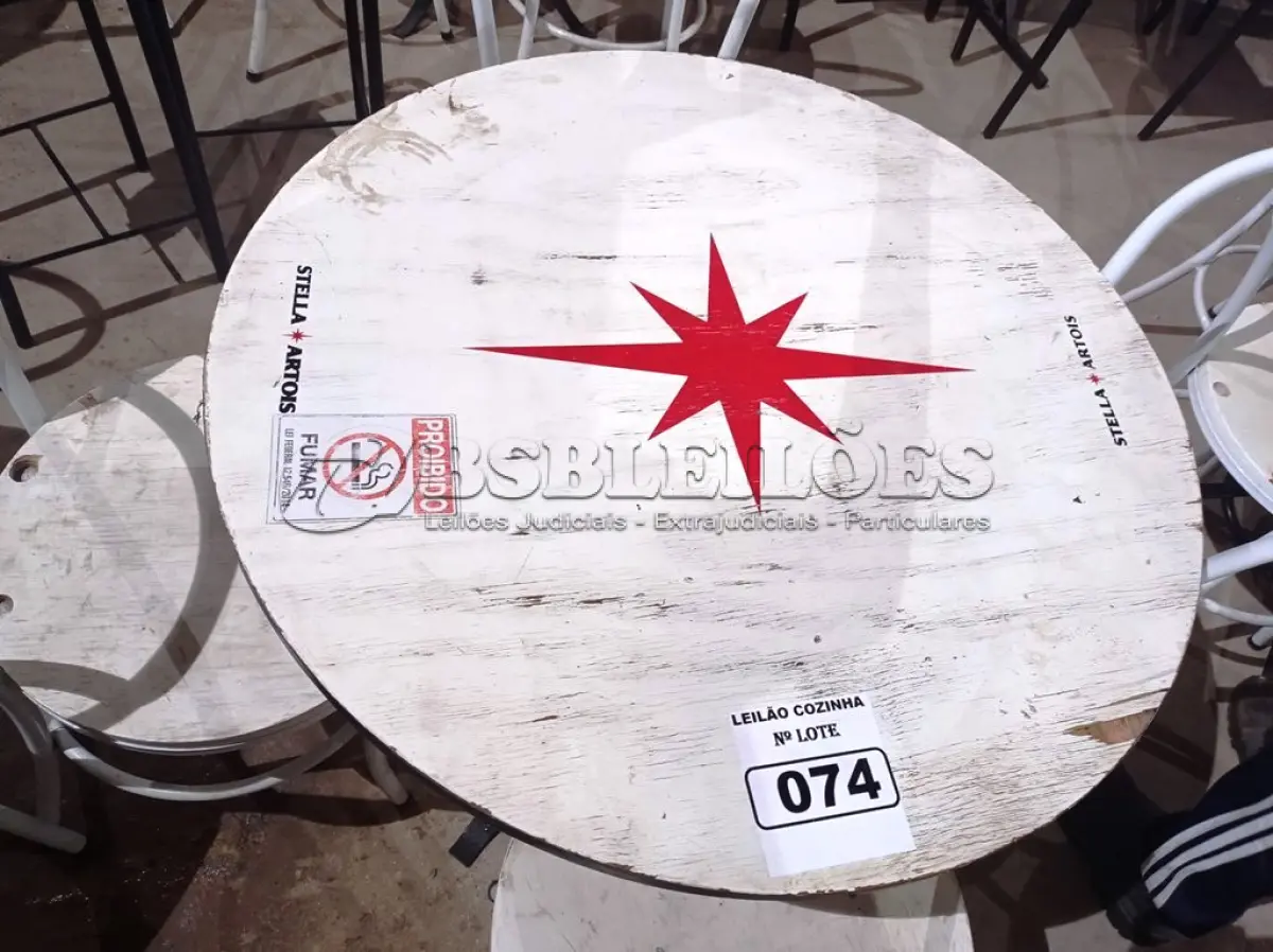 LOTE 074 - 01 CONJUNTO DE MESA COM 04 CADEIRAS STELA ARTOIS. (NO ESTADO, NÃO SABEMOS SE FUNCIONA. LEILÃO NÃO TEM GARANTIA E NEM DEVOLUÇÃO).