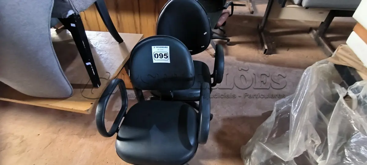LOTE 095 - 02 CADEIRAS GIRATÓRIAS NA COR PRETA (NO ESTADO, NÃO SABEMOS SE FUNCIONA. LEILÃO NÃO TEM GARANTIA E NEM DEVOLUÇÃO).